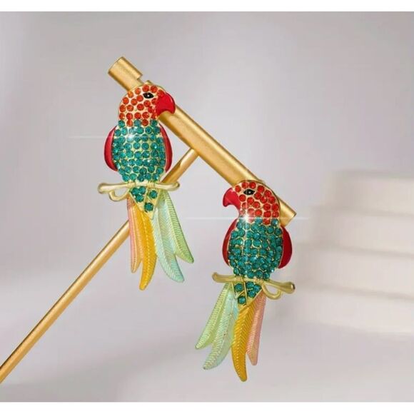 🦜 NEW Betsey Johnson colorful& sparkling parrot earrings 🦜 - Picture 2 of 7